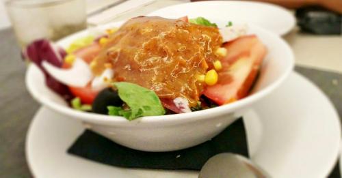 eine Schüssel Essen auf einem Teller auf einem Tisch in der Unterkunft Hotel Tugasa Casa Palacio Medina Sidonia in Medina-Sidonia