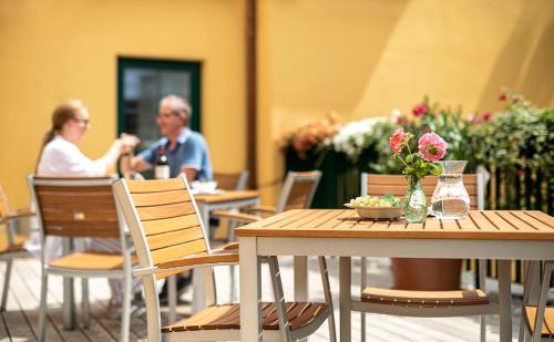 un homme et une femme assis à table dans un restaurant dans l'établissement Residenz am Tabor, à Vienne