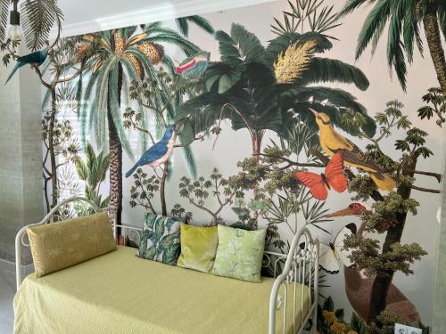 マルベーリャにあるLas Palmasの熱帯の壁紙を用いたテーブル付きの部屋