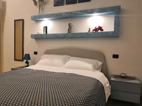 una camera da letto con un letto con una mensola sopra di Hakuna Matata B&B a Pescara