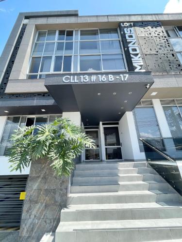 un edificio con una escalera frente a un edificio en Apartamentos Loft Mikonos, en Pereira