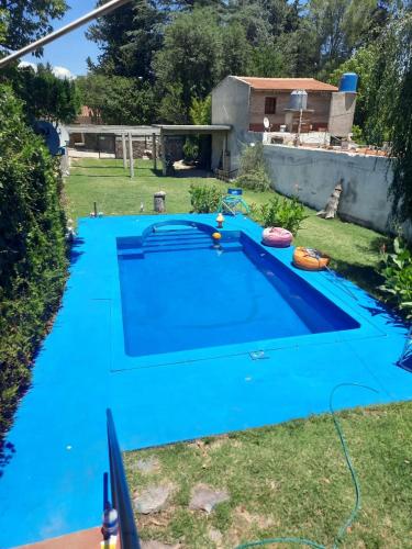 a swimming pool painted blue in a yard at Depto Cura Gaucho in Mina Clavero