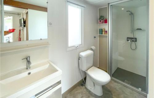 uma casa de banho com um chuveiro, um WC e um lavatório. em Nice stacaravan In Tuoro Sul Trasimeno With Kitchen em Tuoro sul Trasimeno
