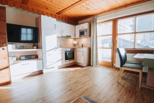 eine Küche mit einem Tisch und einem Esszimmer in der Unterkunft Appartement Stern Dagmar in Neustift im Stubaital