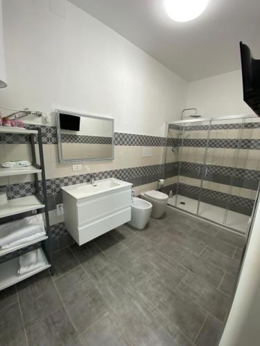 bagno con lavandino e servizi igienici di Dbe apartment LA SIRENA a Francavilla al Mare