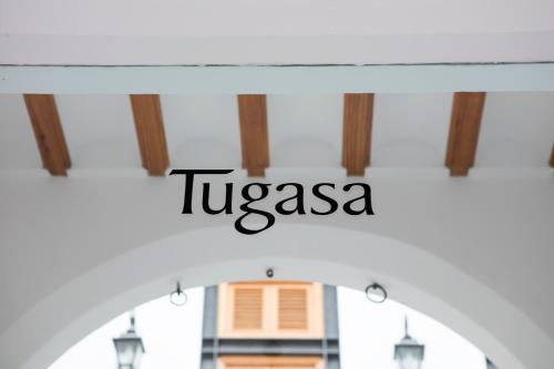 ein Zeichen, das Tucassa über einem Fenster liest in der Unterkunft Hotel Tugasa Casa Palacio Medina Sidonia in Medina-Sidonia