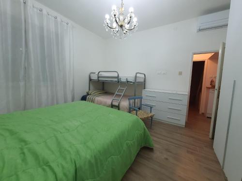 福洛尼卡的住宿－Casa Mare Berny，一间卧室设有两张双层床和吊灯。