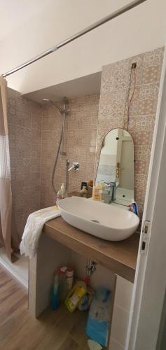 福洛尼卡的住宿－Casa Mare Berny，一间带水槽和镜子的浴室