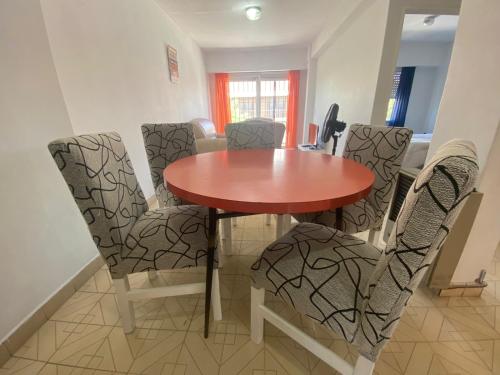 una mesa de comedor y sillas en una habitación en Mar del plata en Mar del Plata
