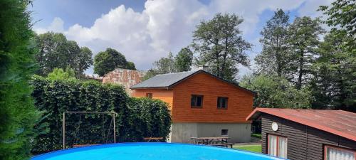 una casa con piscina frente a ella en Chata Lipka, en Králíky