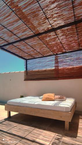 un lit dans une chambre avec un plafond en bois dans l'établissement Villa Van Gogh, à Saint-Martin-de-Crau