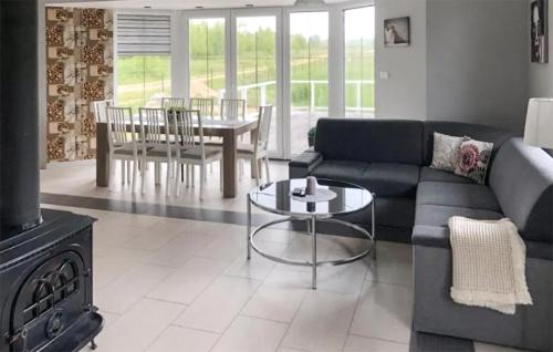 un soggiorno con un divano e un tavolo di Stunning Home In Grabowska Huta a Nowa Karczma