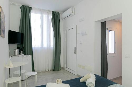 a bedroom with a bed and a table and a window at Sur Restinga in La Restinga