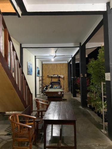 a patio with a table and chairs and a grill at Watukarung Sackstone Guesthouse in Kalak