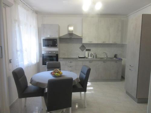 Kuchyňa alebo kuchynka v ubytovaní Apartman Ira - prelijep stan + besplatni parking