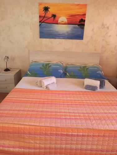 1 dormitorio con 1 cama con 2 toallas en Appartamento sul Naviglio, alle porte di Milano, en Corsico