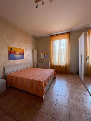 1 dormitorio con 1 cama grande en una habitación en Appartamento sul Naviglio, alle porte di Milano, en Corsico