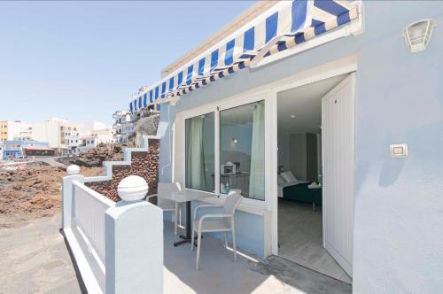 a balcony of a house with a table and chairs at Sur Restinga in La Restinga