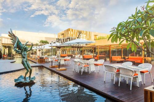 una piscina en un complejo con una estatua en el agua en In Sky Hotel en Taichung