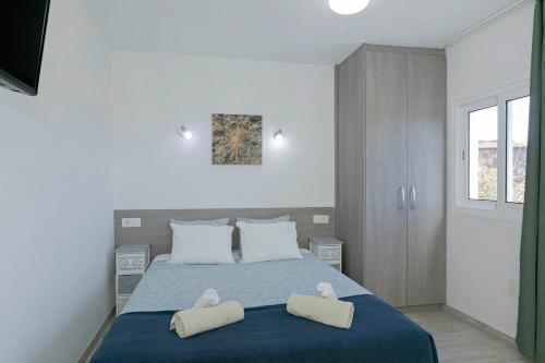 a bedroom with a bed with two towels on it at Sur Restinga in La Restinga