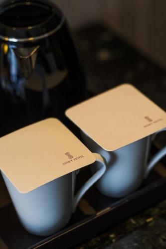 two cups sitting on a tray with cards on them at In Sky Hotel in Taichung