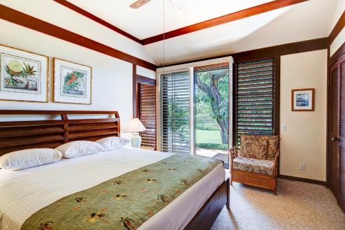 Un dormitorio con una cama grande y una ventana en Kauai Kiahuna Plantation by Coldwell Banker Island Vacations en Koloa