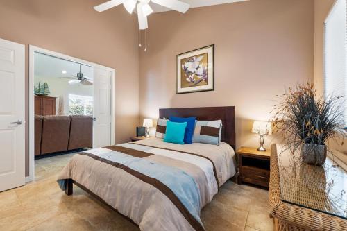 sypialnia z łóżkiem i wentylatorem sufitowym w obiekcie Big Island Awamoa Hale home w mieście Waikoloa