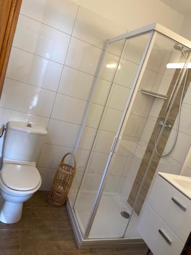 Ένα μπάνιο στο Maison Les Pieds dans l eau