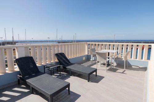 a patio with chairs and a table on a balcony at Sur Restinga in La Restinga