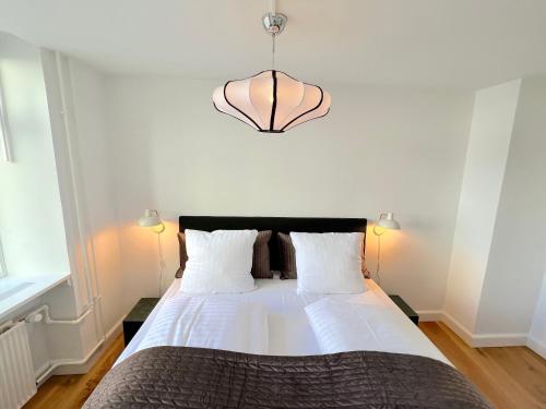 Postel nebo postele na pokoji v ubytování Amazing Flats Near Tivoli Gardens & Copenhagen City Hall Square