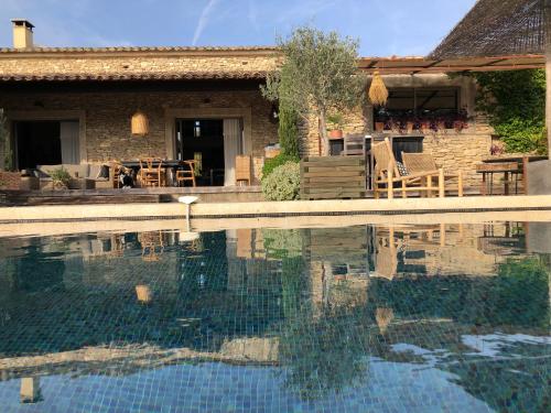 una casa con piscina frente a ella en Villa Cabrida, en Cabrières-dʼAvignon