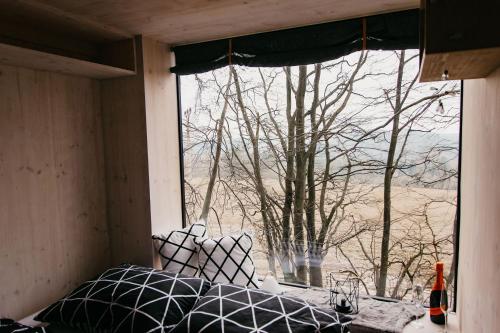 una camera da letto con finestra, letto e vista di Posed STRÁŽNICE 
