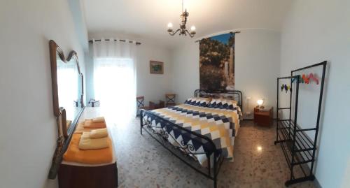 - une chambre avec un lit et un miroir dans l'établissement Casa al Mare, à Torvaianica