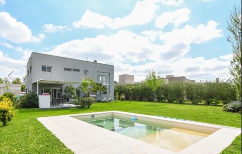 una casa con piscina en el patio en Exclusiva Casa San Sebastian Funes 5 personas en Funes