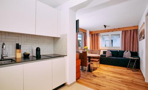 Kuchyň nebo kuchyňský kout v ubytování Home suite home