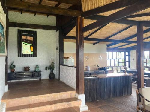 een grote kamer met een keuken en houten plafonds bij El Paramo in Paipa