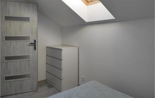 a room with a closet and a door and a drawer at Gorgeous Home In Grzybowo With Wifi in Grzybowo