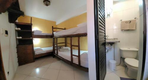 Santo Mirante Hostel في ريو دي جانيرو: غرفة بسريرين بطابقين ومرحاض