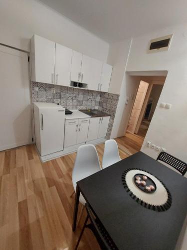 eine Küche und ein Esszimmer mit einem Tisch und Stühlen in der Unterkunft Creative studio 4 in Novi Sad