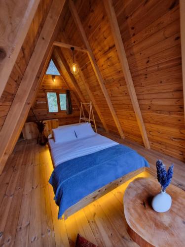 1 dormitorio con 1 cama en un ático de madera en Meşe Dağ Evleri en Rize