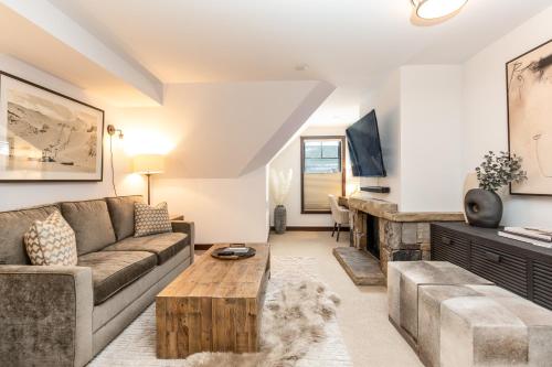 un soggiorno con divano e camino di Forbes 5 Star Luxury Hotel - 1 Br Residence in Mountain Village Colorado a Telluride