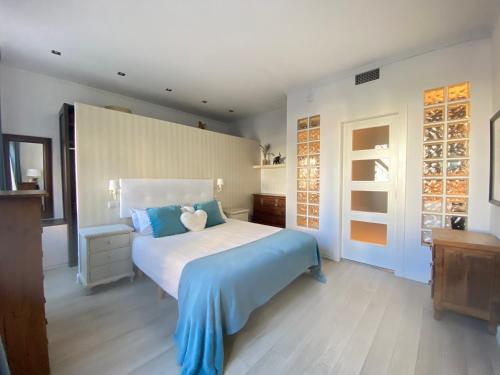 バルセロナにあるSant Antoni Lovely Apartmentのベッドルーム1室(青と白のシーツが備わるベッド1台付)