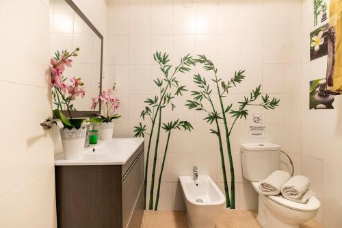a bathroom with a toilet and a sink at Casa Mundial Jerez in Jerez de la Frontera
