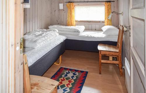 Øvre RamseにあるHytte 1の窓付きの小さな部屋のベッド2台