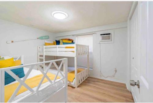 Bunk bed o mga bunk bed sa kuwarto sa Lovely 2 bedrooms, steps away from the beach.