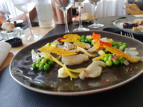 un plato de comida con verduras en una mesa en Keryanne, en Saint-Gildas-de-Rhuys