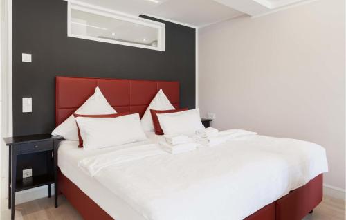 ビンツにあるBalticのベッドルーム1室(赤いヘッドボード付きの大型ベッド1台付)