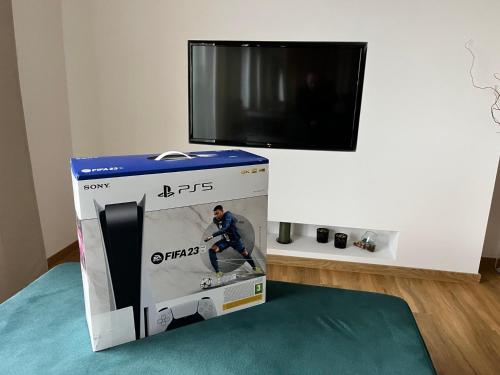 a box with a tv on top of it at Apartman Eden in Rožnov pod Radhoštěm