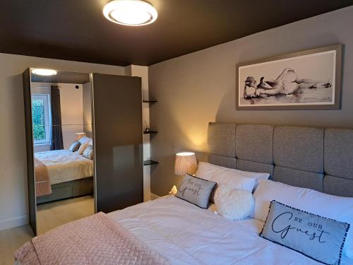 Ένα ή περισσότερα κρεβάτια σε δωμάτιο στο SeaView Apartment Suite
