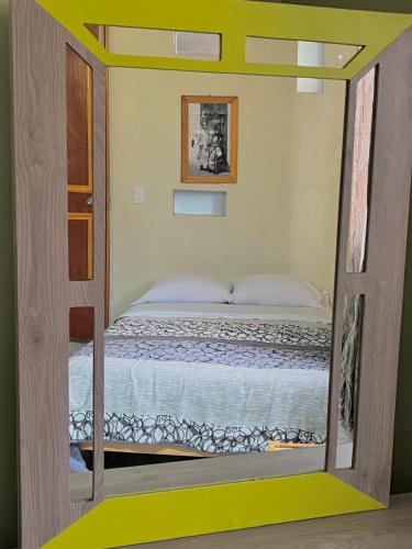 Ce lit se trouve dans un dortoir doté d'une porte en verre. dans l'établissement OYO Hotel Museo Carnaval, à Huejotzingo